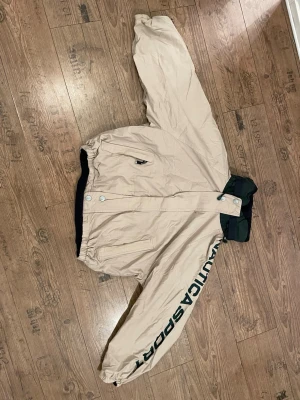 Vintage Nautica Jacka - Knappt använd och har inga skador på sig