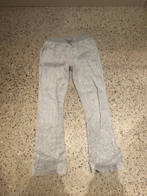 Juicy couture byxor - Mysiga grå juicy couture byxor med resår och snörning i midjan. Byxorna har raka ben och två bakfickor. Perfekta för chill dagar eller när du vill vara bekväm. Tillverkade i mjukt bomullsmaterial.     Nytt pris: 700kr 💕💕