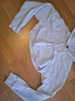 Cropped hoodie - Vit cropped hoodie/ topp man har över en annan tröja. Storlek: XS. Passar till en Street style dans outfit.