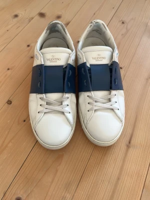 Valentino open - Tvär feta valentino opens i den vackraste blåa nyansen jag sett i hela mitt liv, en klarmörkblå färg som inte tillverkas längre och som jag aldrig sett på någon annan. Skorna är i väldigt fint skick och är väldigt sparsamt använda de är såklart även äkta. Sedan är de i storlek 43,5 vilket är extremt sällsynt. Skorna bär på fina minnen och historier som nästa ägare kan bidra till. Tveka inte över att höra dig vid frågor eller om du vill ha fler bilder etc.