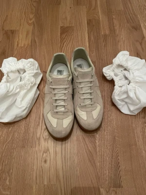 Biega Maison Margiela Gats - Ett par Maison Margiela Gats i storlek 43, säljs pga fel storlek. Bara höra av vid frågor och fraktar snabbt.