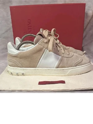 Valentino flycrews beige  - Säljer mina skor flycrews i beige. Jättebra skick. Storlek 38 men passar även 39 skulle jag säga. Alla nitar sitter kvar!! Pris kan diskuteras till en viss del