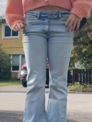 Jeans från Pull and Bear - Säljer dessa skit snygga jeans från Pull and bear. Säljer de eftersom jag inte använder de så mycket och har ett par som är väldigt lika. Skriv för fler frågor!!