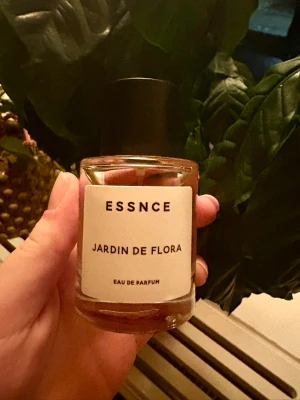 Jardin De Flora - Hej, säljer Jardin De Flora från Essnce. Den är endast testad en gång. Den luktar fruktigt och blommigt. 🌺🌷🍓🍋Kommer i orginalkartong 📦