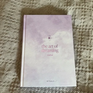 the art of dreaming journal - En stilren och inspirerande drömdagbok där du kan skriva ner dina drömmar och reflektera över din dag. Perfekt för dig som vill utforska dina tankar, känslor och drömmar på ett kreativt sätt. Passar både unga och unga vuxna som gillar självreflektion.