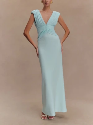 Ljusblå långklänning med v-ringning - Elegant ljusblå långklänning med djup v-ringning fram och bak. Klänningen har breda axelband, rynkade detaljer vid midjan och en slank siluett. Materialet upptill är chiffong medan det nedantill är ett silent stretchigt material.   Perfekt för bal och bröllop  Klänningen är endast testad en gång och har kvar prislappen! Säljs pga jag hittat en annan klänning.  Fler bilder kan skickas!💕💕pris går att förhandla🙏