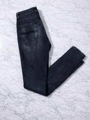 Feta jeans från nudie  - Säljer nu dessa feta jeans från nudie i en snygg mörkblå färg jeansen är i storlek 28/32 jeansen sitter slim fitt och är modellen Lean Dean. Hör gärna av vid frågor och pris kan diskuteras 🙌
