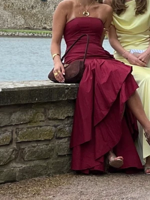 Vinröd balklänning - Vinröd balklänning