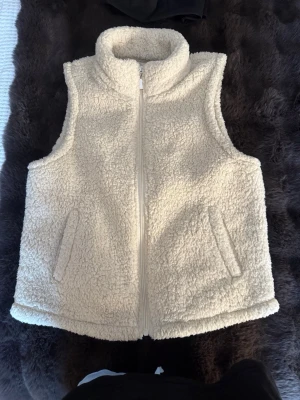 Beige teddyväst  - Säljer en mysig beige teddyväst. ❤️❤️