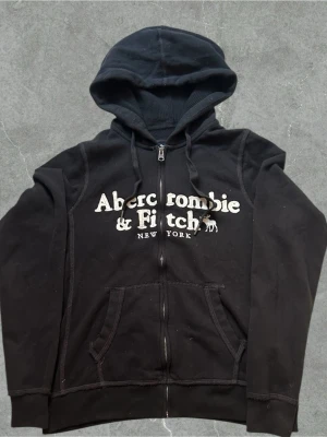 Abercrombie&filtch hoodie  - Storlek M, mycket bra skick, Skickas inom 1 dag efter köp. Skickas bara me PostNord🙌🏼för frågor osv så är de bara å kontakta mig😇🙌🏼