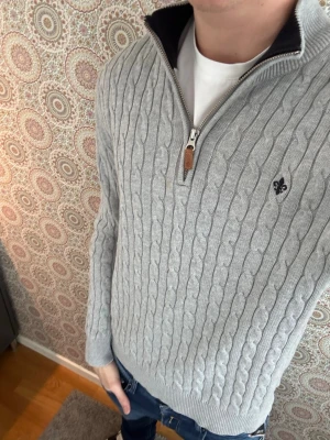Grå kabelstickad tröja Morris  - Grå kabelstickad tröja från Morris  | Storlek M | Grymt skick! | Modellen är 185cm lång | Ställ gärna frågor 🙌🏼
