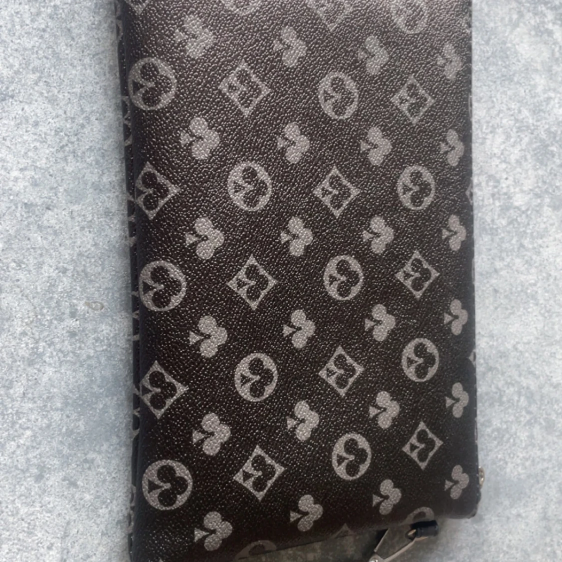 Svart kuvertväska med monogrammönster - 1