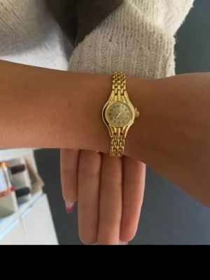 Elegant guldklocka  - Fint skick med ett justerbart armband och nytt batteri 🔋 