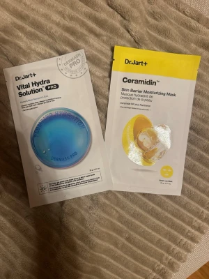 Dr.Jart+ ansiktsmasker Vital Hydra & Ceramidin - Två ansiktsmasker från Dr.Jart+: Vital Hydra Solution PRO för intensiv återfuktning och Ceramidin Skin Barrier Moisturizing Mask som stärker hudbarriären. 