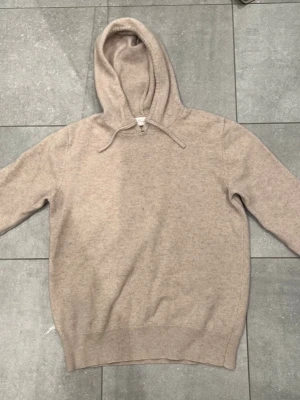 Beige cashmire tröja  - Säljer nu min beige cashmire tröja som nu blivit för lite. Den är i okej skick för utom att den har gått sönder lite i halsen men går att sy ihop. Annars är den i ett väldigt bra skick. Den är i storlek XXS och är från sayless. Vid fler frågor eller något annat så är det bara att höra av sig.