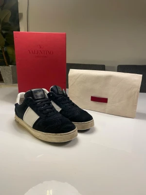 Valentino Garavani Flycrews - Valentino Flycrews | storlek 38,5 passar större | Skick 8/10 sparsamt använda | Box och dustbag medföljer | såklart äkta ! Nypris 9000kr och säljs inte längre mitt pris 2649kr prisk kan diskuteras vid snabb affär!