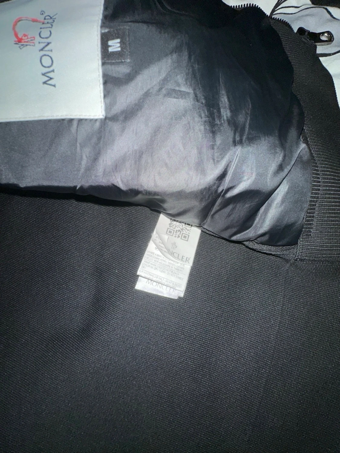 Mörk grön men ser ut som svart Moncler cardigan size m men passar också S  - 4