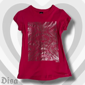 rosa t-shirt - rosa T-shirt med tryck av fina mönster i silver. knappt använd.