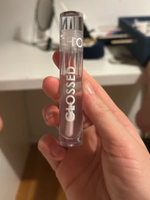 Sephora Glossed genomskinligt läppglans - Säljer ett genomskinligt läppglans från Sephora i serien Glossed. Kommer i en stilren cylinderformad tub med vit text och rymmer 5 ml. Perfekt för dig som vill ha glansiga läppar utan färg. Enkel att ta med i väskan och applicera när som helst.