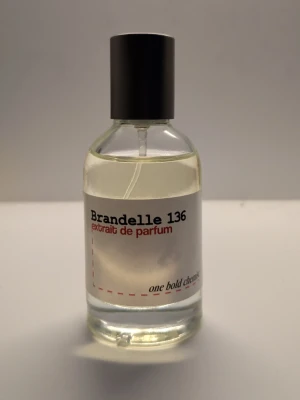 Brandelle 136  one bold chemsit  - Denna doft öppnar med en frisk och fruktig blandning av bergamott och ananas som ger en kylig och livlig inledning. I hjärtat framträder noter av rom och vanilj som tillför en fyllig och förförisk karaktär. Basen avrundas med en varm och träig kombination av ekträ, ambroxan och cederträ, vilket skapar ett sofistikerat och långvarigt avslut.Toppnoter: Bergamott, Ananas  Mellannoter: Rom, Vanilj  Basnoter: Ekträ, Ambroxan, Cederträ  Koncentration: 22,0 % Inspirerad av Apple Brandy on the Rocks