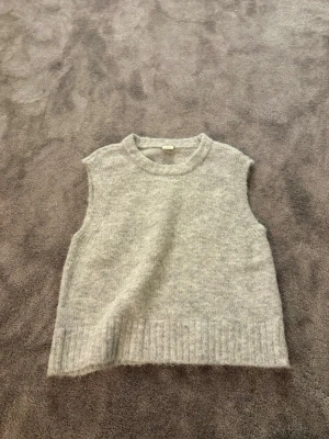 Stickad tröja Urban Outfitters - Jättefin stickad tröja från Urban Outfitters som är helt oanvänd. I strl M💞💞