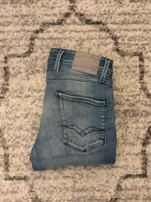 Replay anbass - Säljer ett par riktigt snygga Replay anbass i storlek 30/32 dessa jeans är i fint skick och ligger på ett rimligt pris!
