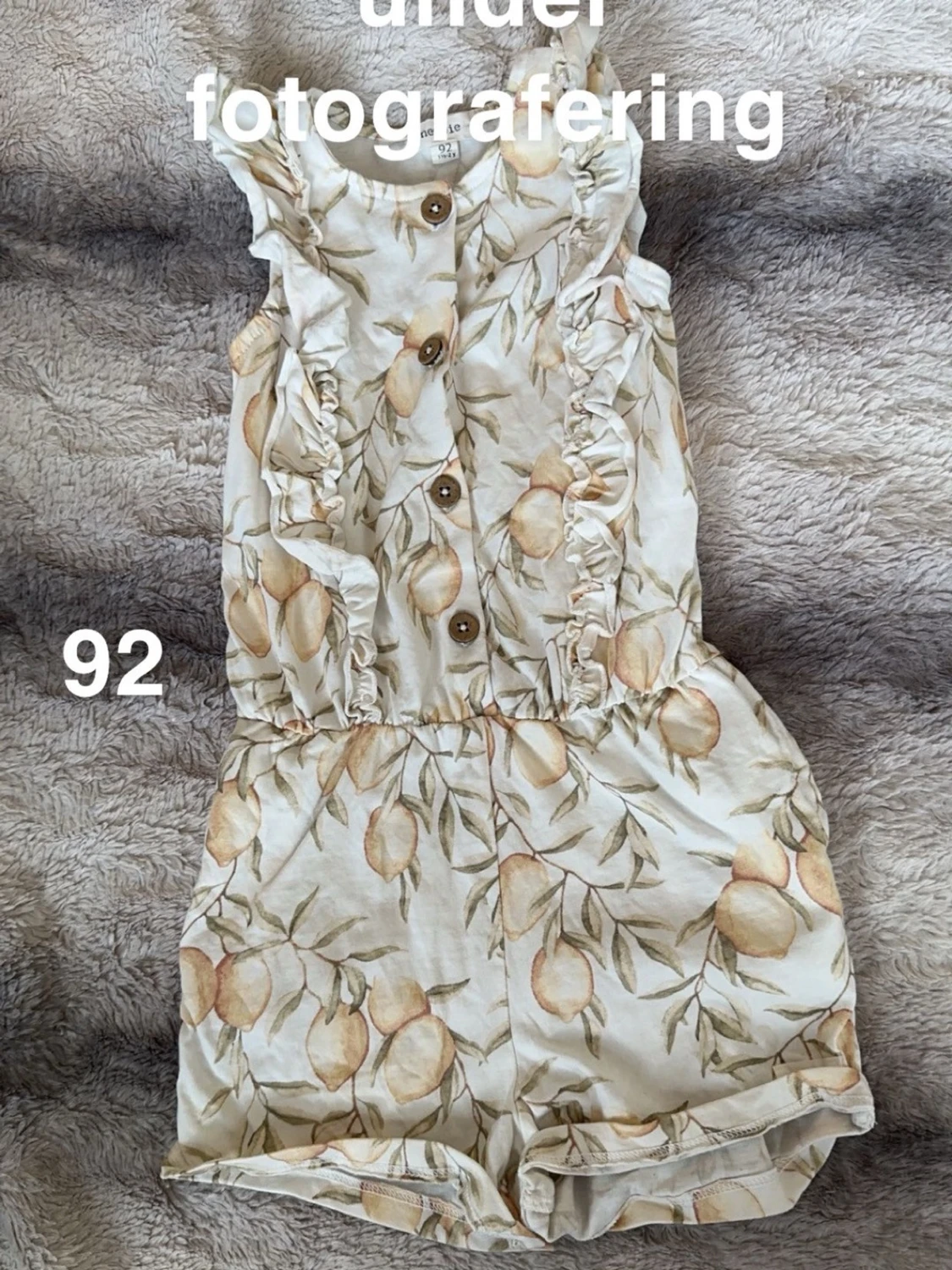 Krämfärgad byxdress med citronmönster