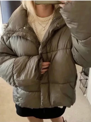 Jacka - Säljer min superfina jacka från hm, perfekt nu i vinter. Knappt använd, superfint skick!