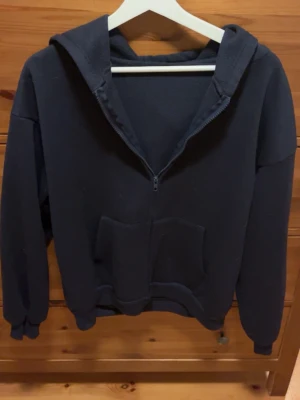 Marinblå hoodie  - Marinblå oversized hoodie med luva