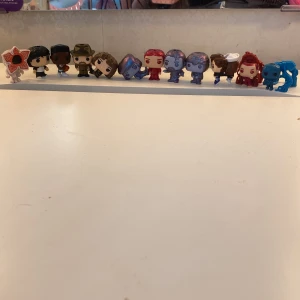 Stranger things figurer  - Alla för 500 men går köpa enskilda            Röda:50 kr/st.        Normala:35.kr/st.       Uppsida down/blåa: 50kr/st.     Skriv om du undrar något/ det blir rabatt om man köper flera