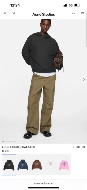 Acne Studios hoodie, Nyskick! - Svart hoodie från Acne Studios med tryck på ryggen. Sparsamt använd så i skick som ny!  Storlek S men sitter som en Large/ XL   Nypris 5300kr, kvitto finns!   Hälsningar//  Ludvig