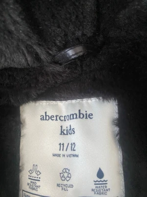 Snygg vinter jacka i svart med glans 🖤 - Jättefin jacka från abercrombie kids. Det står mitt namn i jacka men lät att skriva över. Har bara använt typ en gång. Jackan är väldigt varm och klarar perfekt vinter väder och regn. Priset kan diskuteras 🩷