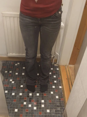 Mörkgrå bootcut jeans - Säljer mörkgrå washed bootcut outfitted jeans med klassiska fickor bak or fram. Perfekt passform för dig som gillar lite utsvängda ben och vill ha en chill men elegant vibe.