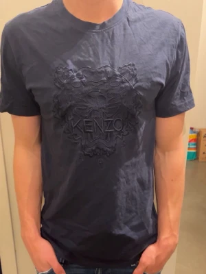 Mörkblå kenzo t shirt - Tja! Säljer en mörkblå kenzo t-shirt i storlek M. Nypris 1399kr. Modellen är 181cm och väger 70 kg