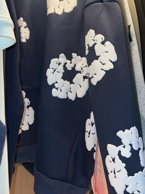 Denim Tears - Superfin hoodie och jätte skön. Aldrig använd. Pris går att diskutera. Färg navy, lite bagy.