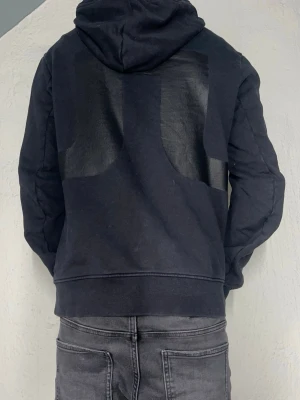 J. Lindeberg - Säljer denna snygga J. Lindeberg hoodie. Jag använder ej hoodien längre så det är därför jag säljer den. Den har blivit använd fåtal gånger och är i bra skick. Den passar dig som är ifrån 168 cm lång till dig som är 174 cm lång. Jag är öppen för byten.