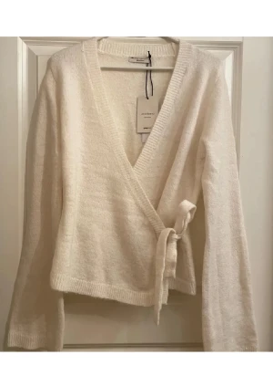 Stickad tröja - Storlek L men passar mig som har M. Den går att knyta så storleken funkar att justera. Använd typ 3ggr så bra skick!