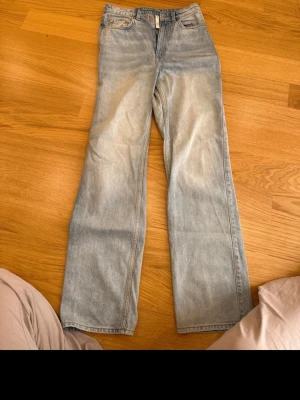 Weekday  ljusblå jeans straight fit - Ljusblå weekday jeans med raka ben. Jeansen har hög midja och är tillverkade i slitstarkt material. Perfekt vintage vibe med snygg tvätt och tidlös look. Storlek w26 l32