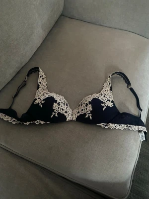 Mörkblå intimissimi bh - En superfin mörkblå intimissimi bh i modellen gioia och storlek 75C! Använd några få gånger men är i superbra skick! Skriv till mig om ni vill ha flera bilder eller frågor!!❣️