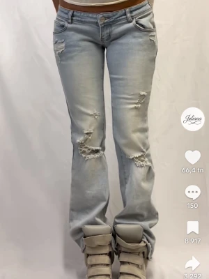 Juliana studios jeans  - ENDAST INTRESSEKOLL ! Storlek S/regular. Inte så stretchiga. Väldigt lågmidjade. Prislappar kvar. Midjemått: 37 cm. Innerben: 81 cm. Tjejen på bilden har samma storlek som jag säljer!!