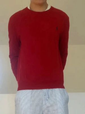 Röd Ralph Lauren tröja - Säljer en galet fet och unik Ralph Lauren tröja i färgen röd. Tröjan är i bra skick och är gjord i 100% Merino ull. Därav har den inga defekter och den sitter ungefär som en strl S-M men lite mer åt S håller, fast egentligen är den M. Hör gärna av er vid frågor eller funderingar!!