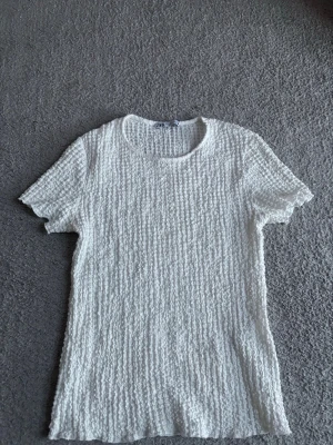 Vit ribbad topp från Zara - Säljer en vit ribbad topp från Zara i storlek S, den är i mycket bra skick.