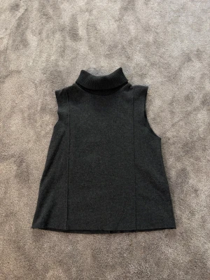 Grå tröja med krage från Zara - Jättefin populär grå tröja med krage från Zara i väldigt fint skick endast använd ett par gånger inga tecken på användning. I strl S💞