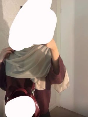 Vinröd stickad tröja med vida ärmar - Säljer en mysig vinröd stickad tröja med vida ärmar. Dm för fler bilder!