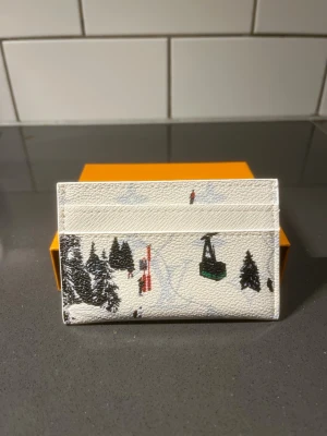 Korthållare - Korthållare, i ett jätte exklusivt modell, helt ny och oanvänd, allt som visas i bilden medföljer, skickas inom 24 timmar, har även andra färger och modeller i min profil, 