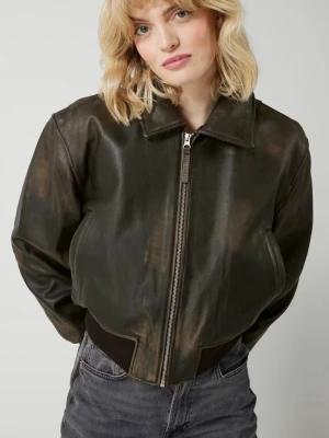 Mörkbrun skinn bomberjacka - Säljer en mörkbrun bomberjacka i skinn med klassisk krage och dragkedja framtill. Jackan har ribbade muddar vid ärmslut och midja för en schysst passform. Perfekt för dig som gillar en cool och tidlös stil.