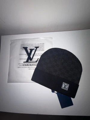 LVmössa - Svart ruttig mössa. (Snabbt frakt)