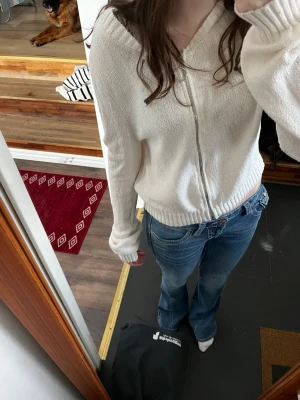 Fin vit kofta - Söljer denna jätte fina koftan från stradvarius som jag köpte i Spanien, bra skick aldrig använt typ.