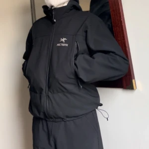 Vintage Arc'teryx Jacka Polartec  - Gammal modell, softshell och hög krage. Dragskor i midjan så man kan göra den något croppad om så önskas. Den är storlek L och sitter true to size på mig som är 187cm