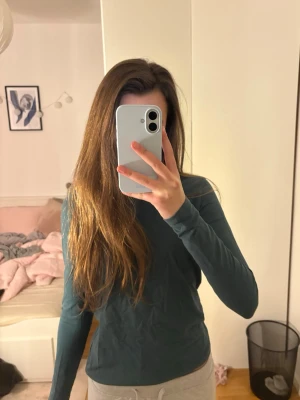 Mörkgrön långärmad tröja - Enkel låmgärmad tröja i mörkgrön. 